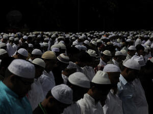 Muslims doing their Eid prayer in India (Shutterstock)	