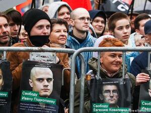 Thousands of Russians chanted "Let them go" during a protest in Moscow (Twitter)
