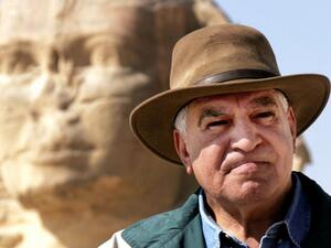  زاهى حواس يوقع كتابه "أسرار مصر مع زاهى حواس"