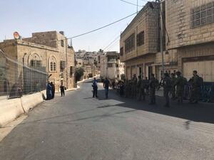 وأوضح الشهود، إن القوات الإسرائيلية ادّعت أن الفلسطينية حاولت تنفيذ عملية طعن