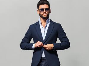  اعتمد البدلة البنى مع قميص باللون السماوي