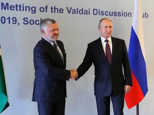 Russian President Vladimir Putin (R) shakes hands with Jordan's King Abdullah II prior to their meeting at the Valdai Discussion Club in Sochi on October 3, 2019. (Mikhail Klimentyev / Sputnik / AFP)
