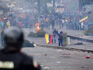 Demonstrators confront riot police during clashes around the national assembly in Quito on October 8, 2019 following days of protests against the sharp rise in fuel prices sparked by authorities' decision to scrap subsidies. Martin BERNETTI / AFP