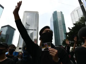 Masked protesters gather outside the High Court premises in support of activist Edward Leung, jailed for taking part in the 2016 Mongkok riots, during an appeal hearing for his period of sentence in Hong Kong on October 9, 2019. (AFP/ File Photo)
