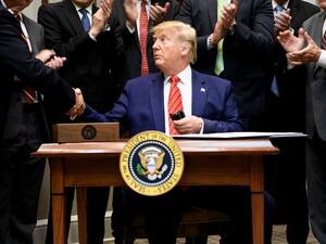 US President Donald Trump shakes hands after signing an executive order regarding federal regulations in the Roosevelt Room of the White House October 9, 2019, in Washington, DC. (Brendan Smialowski / AFP)
