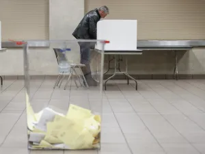 Polish nationals cast their ballots on October 12, 2019, in Chicago, Illinois, one day before parliamentary elections in Poland. KAMIL KRZACZYNSKI / AFP