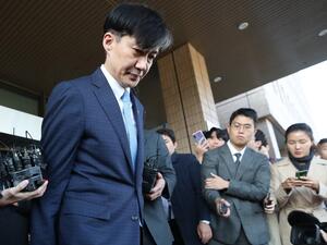 South Korean justice minister Cho Kuk leaves the ministry in Gwacheon, south of Seoul, on October 14, 2019. Embattled South Korean justice minister Cho Kuk resigned on October 14 as a scandal swirled over academic privileges allegedly given to his children. (YONHAP / AFP)