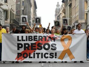 People protest holding a banner reading "Free political prisoners" in Barcelona on October 14, 2019, after Spain's Supreme Court sentenced nine Catalan leaders to prison terms ranging from nine to 13 years for sedition and misuse of public funds for their role in a failed 2017 independence bid. (LLUIS GENE / AFP)