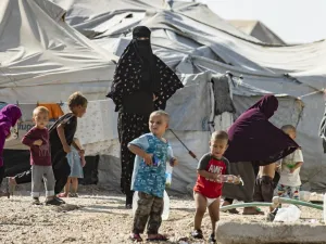 Women look after children at the Kurdish-run al-Hol camp for the displaced where families of Islamic State (IS) foreign fighters are held, in the al-Hasakeh governorate in northeastern Syria, on October 17, 2019. (Delil SOULEIMAN / AFP)