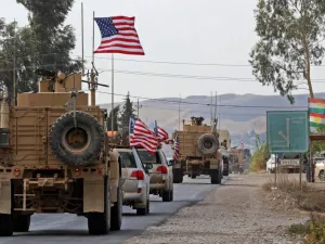 A convoy of US military vehicles arrives near the Iraqi Kurdish town of Bardarash in the Dohuk governorate after withdrawing from northern Syria on October 21, 2019. ( SAFIN HAMED / AFP)