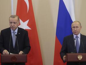 Russian President Vladimir Putin (R) and his Turkish counterpart Recep Tayyip Erdogan give a joint press conference following their talks in the Black sea resort of Sochi on October 22, 2019. (Sergei CHIRIKOV / POOL / AFP)