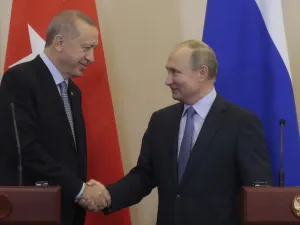 Russian President Vladimir Putin (R) and his Turkish counterpart Recep Tayyip Erdogan shake hands during a joint press conference following their talks in the Black sea resort of Sochi on October 22, 2019. (Sergei CHIRIKOV / POOL / AFP)