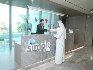 يوفر المختبر مساحة عمل محفزة للابتكار، يتعاون من خلالها المبرمجون وخبراء التكنولوجيا مع خبراء الخدمات المصرفية ضمن فريق عمل مرن