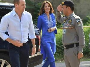 Kate Middleton caught attention in a royal blue kurta with Prince William in Pakistan (Twitter) 