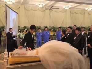 Xu Shinan is seen at the wedding in China with his deceased partner Yang Liu  (Twitter)