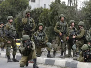 Israeli security forces are seen in the West Bank on 22 December 2017 [JAAFAR ASHTIYEH/AFP/Getty Images]