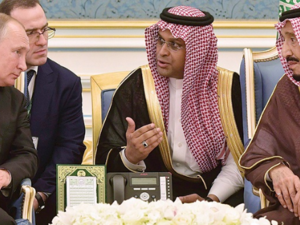 Putin (L)  paying attention to Saudi King (AFP File Photo)