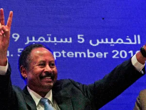 Sudan's Prime Minister Abdalla Hamdok flashes the victory sign during a press conference to unveil his cabinet in Khartoum on September 5, 2019. (AFP/ File Photo)