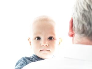 لماذا يحمل معظم الناس أطفالهم على ذراعهم الأيسر؟