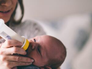 هل تسخين حليب الثدي في الميكروويف آمن ؟