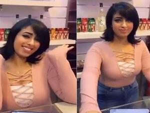 وسأل موثق الفيديو الفتاة حول جودة العسل ، فالت له طبعاً أصلي و 10 آلاف اللي يثبت إنه مو أصلي .