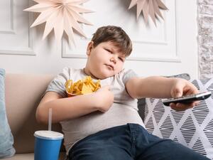 ا يجوز أن يفتح الثلاجة ويجد بها الكثير من الأطعمة الدسمة والغير صحية