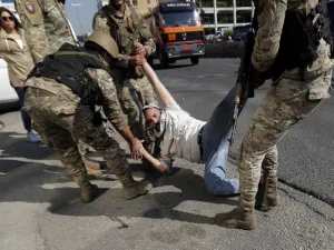 Lebanese army soldiers remove a protester as they open the Tripoli-Beirut highway blocked earlier amid ongoing demonstrations in Zouk Mosbeh, north of the capital Beirut, on November 5, 2019.  (AFP/ File Photo)