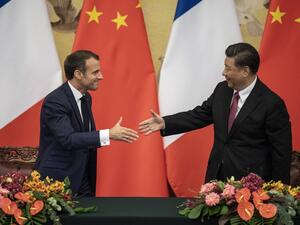French President Emmanuel Macron (L) shakes hands with Chinese President Xi Jinping following a signing ceremony at the Great Hall of the People in Beijing on November 6, 2019. (NICOLAS ASFOURI / POOL / AFP)