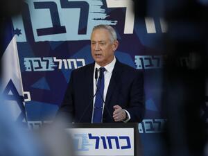 Israeli Kahol Lavan (Blue and White) political alliance leader and retired Israeli General Benny Gantz, delivers a statement, on November 23, 2019, in the Israeli coastal city of Tel Aviv. (AFP/ File Photo)