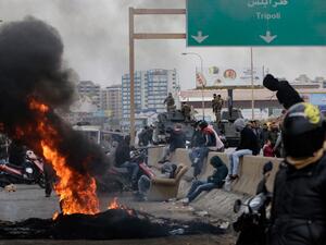 Lebanese anti-government protesters burn tyres to block the road leading to the southern entrance of the northern port city of Tripoli on November 25, 2019. (Ibrahim CHALHOUB / AFP)