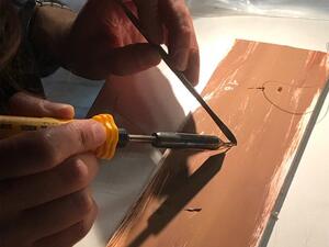  Work to find the best way to treat a contemporary painting by Helen Khal(Twitter)