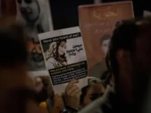 Jordanians protesting in front of the prime ministry building in Amman to demand the immediate release of the two Jordanians Hiba al-Labadi, 24, and Abdelrahman Meri. (Twitter)