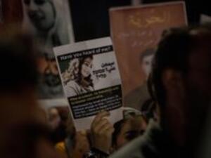 Jordanians protesting in front of the prime ministry building in Amman to demand the immediate release of the two Jordanians Hiba al-Labadi, 24, and Abdelrahman Meri. (Twitter)