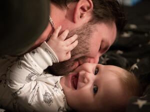 دراسة: لماذا نميل الى عض وقرص خدود الأطفال؟