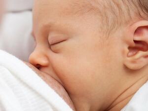 ما هي مدة الرضاعة الطبيعية لحديثي الولادة؟