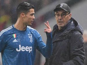 كريستيانو رونالدو (يسار) بعد استبداله