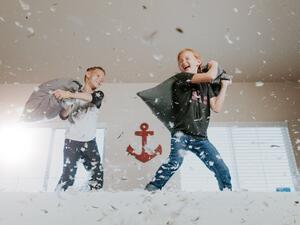 كم يجب أن يكون عمر طفلك قبل أن تتركه بمفرده في المنزل؟