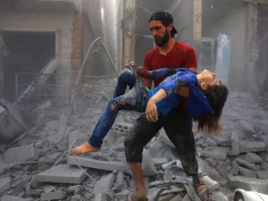 قتل 14 مدنيا بينهم ثلاثة أطفال وامرأتين، الثلاثاء، في قصف جوي شنته الطائرات الحربية للنظام السوري في إدلب