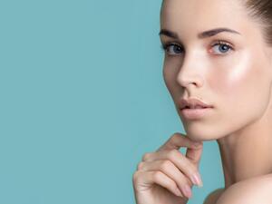 المرأة التي تريد أن تحتفظ بشبابها الدائم يجب أن تولي عناية خاصة لبشرتها