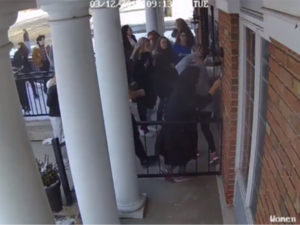  حادث إطلاق نار، بعد إقدام طالب على طعن أحد حراس المدرسة.