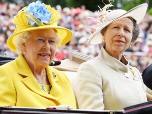الملكة إليزابيث والأميرة آنا