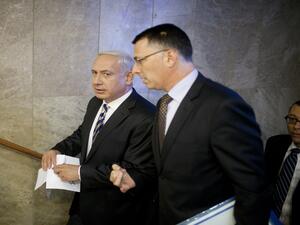 وهتف المئات من مؤيديه "ساعر وحده يستطيع".