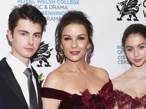 كاثرين زيتا جونز وأبنائها