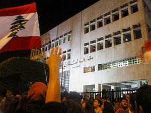 Lebanese protesters gather to protest against tax increases and official corruption outside the Sidon branch of the Banque du Liban (Lebanese Central Bank) in southern city on November 30, 2019. Mahmoud ZAYYAT / AFP