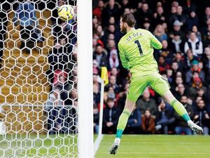 دي دخيا يحاول جاهداً تصحيح خطأه دون جدوى بعدما أفلتت الكرة بين يديه معلنة الهدف الأول لواتفورد