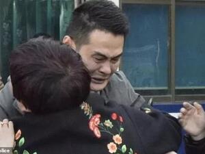 Li Jian and his mother both burst into tears when they meet each other for the first time. (Video Screenshot)