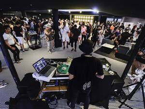 Cadillac Grips Sole DXB Crowd With #Iconsonly Installation