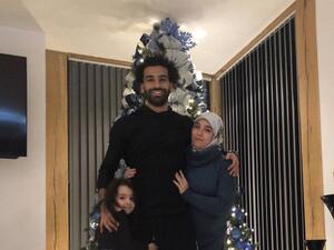 Mohamed Salah poses in front of a Christmas tree (Twitter)
