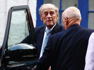 The Duke thanked medical staff and shook the hand of his nurse (source: Peter Macdiarmid/LNP)