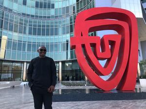 يمثل المجسم التجريدي العصري، المصمم من قبل الفنان العالمي الشهير فيكتور إكبوك والذي جرى تثبيته في قلب المنطقة الدبلوماسية، تكريمًا للبحرين ويعكس الوجه المتجدد لمؤسسة أنهت عقدها الرابع